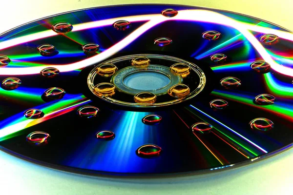 白い表面上のCd上の小さな水滴のクローズアップショット — ストック写真