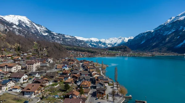 스위스 엔츠에 바위투성이 건물들로 둘러싸인 — 스톡 사진