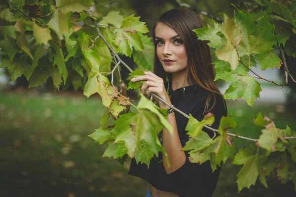 Een Jonge Brunette Kaukasische Vrouw Poseren Buurt Van Een Boom — Stockfoto