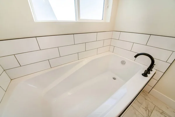 Büyük Küveti Olan Modern Bir Banyo — Stok fotoğraf