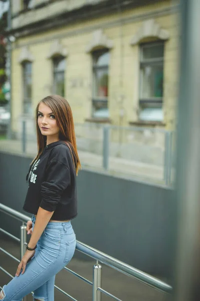 Een Aantrekkelijke Jonge Blanke Vrouw Draagt Jeans Een Zwart Shirt — Stockfoto