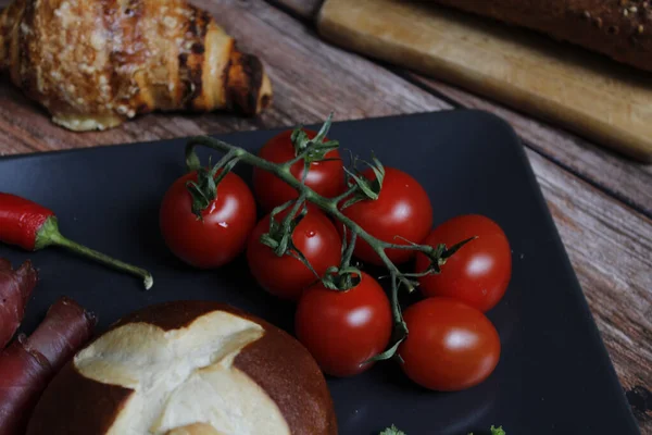 Slaninové Rolky Čerstvou Zeleninou Croissantem Kuchyňském Stole — Stock fotografie