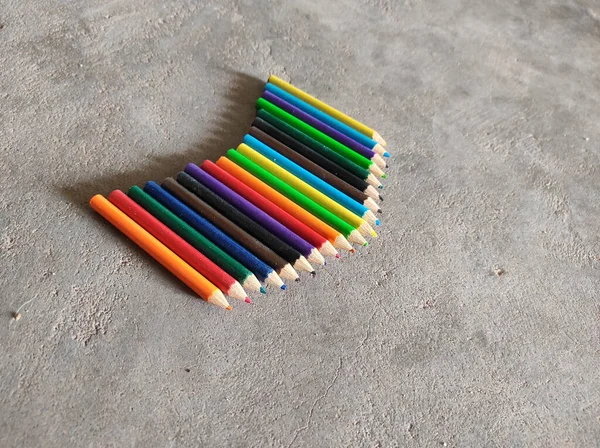 Ensemble Crayons Couleur Sur Une Surface Béton — Photo