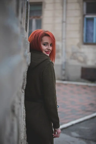 Привлекательная Молодая Кавказка Рыжими Волосами Зеленом Платье Позирующая Перед Старым — стоковое фото
