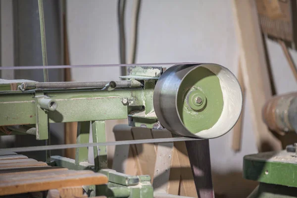 木匠皮带机木匠车间里一种带带的机器 用来将木料塑造成美丽而独特的图案 — 图库照片
