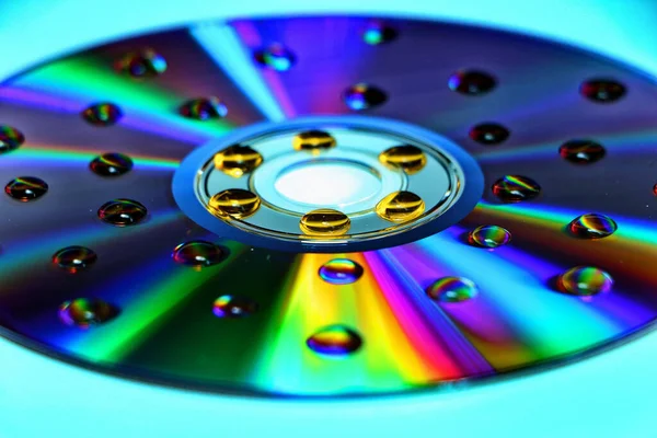 青い表面上のCd上の小さな水滴のクローズアップショット — ストック写真