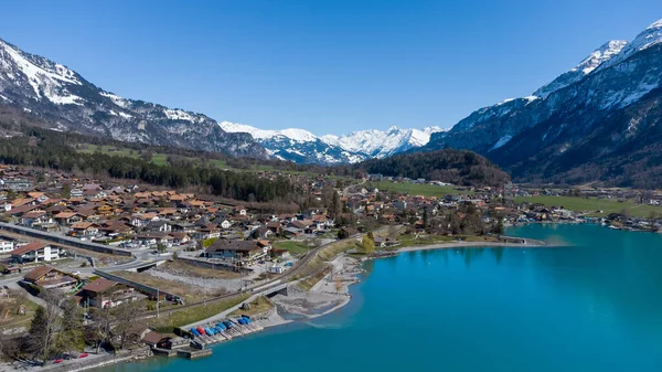 Paisaje Lago Rodeado Colinas Rocosas Edificios Brienz Suiza —  Fotos de Stock