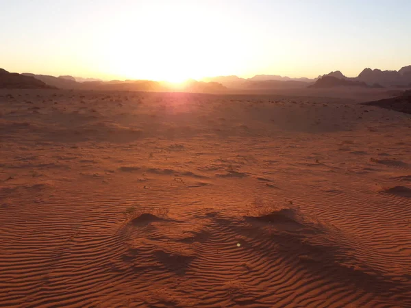 Pôr Sol Dourado Deserto Arenoso Com Pequenas Colinas Fundo — Fotografia de Stock