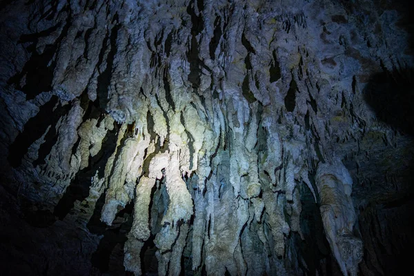 Stalaktiten Einer Unterirdischen Höhle Mit Taschenlampe — Stockfoto