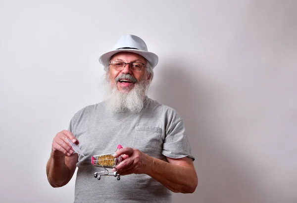 Stary Amerykanin Białej Fedorze Trzymający Kartę Kredytową Miniaturowy Wózek Sklepowy — Zdjęcie stockowe