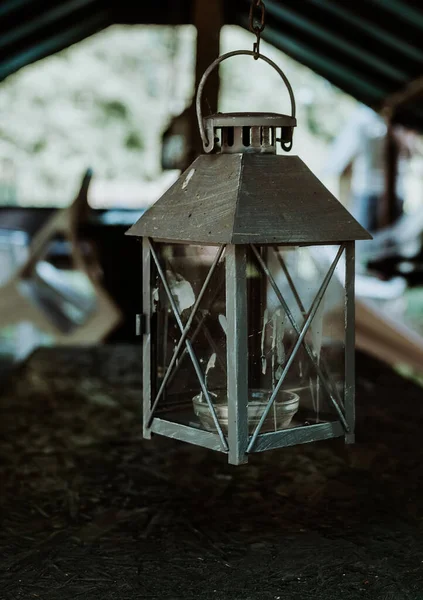 Zincirle Asılı Beyaz Dekoratif Bir Mum Fenerinin Dikey Çekimi — Stok fotoğraf