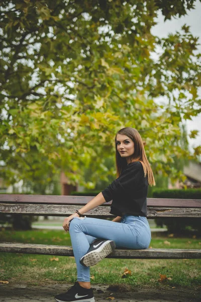 Привлекательная Молодая Кавказка Сидящая Скамейке Позирующая Парке — стоковое фото
