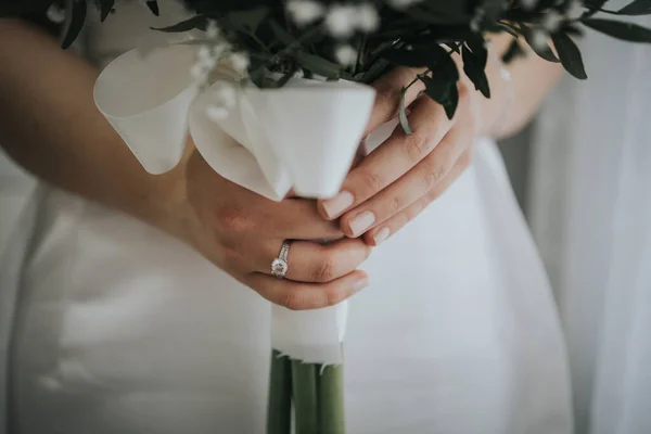 結婚指輪をして花束を持っている花嫁 — ストック写真