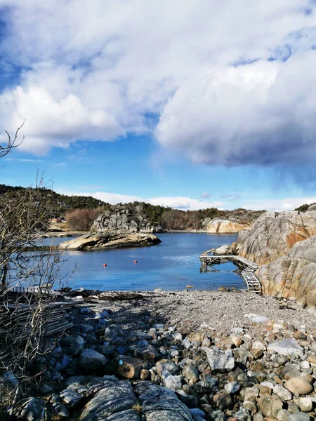 在挪威的朗维卡 一张在明亮的天空下布满云彩的岩石海滩的垂直照片 — 图库照片
