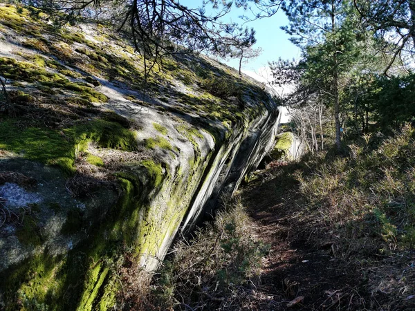 Primer Plano Rocas Afiladas Cubiertas Musgo Una Colina Cubierta Hierba —  Fotos de Stock