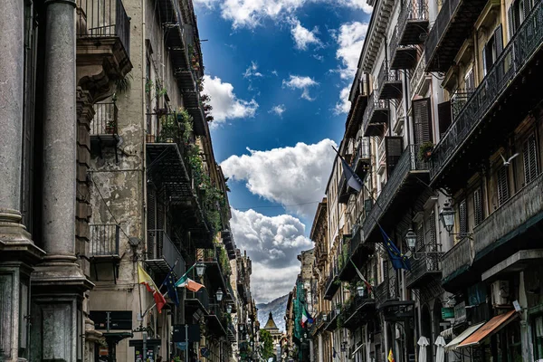 Schöne Aufnahme Eines Wolkenverhangenen Blauen Himmels Der Zwischen Gebäuden Sichtbar — Stockfoto