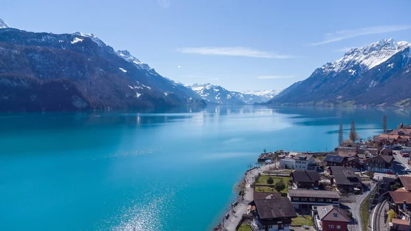 Paisaje Lago Rodeado Colinas Rocosas Edificios Brienz Suiza —  Fotos de Stock