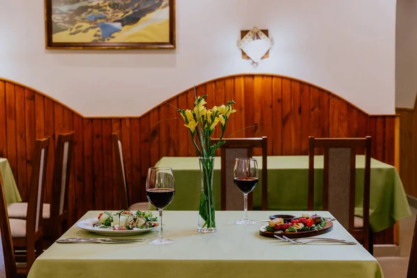 Ein Gedeckter Tisch Für Zwei Personen — Stockfoto