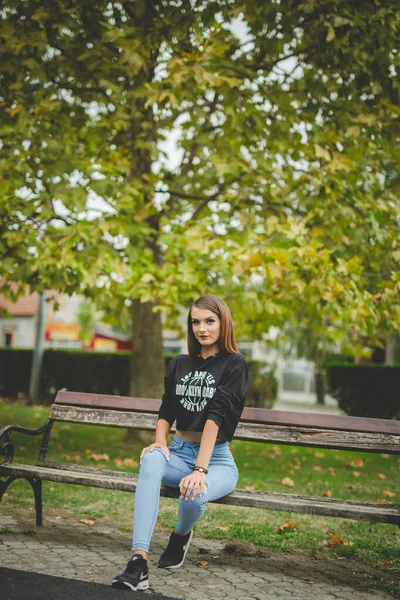 Приваблива Молода Кавказька Жінка Сидить Лавці Позує Парку — стокове фото