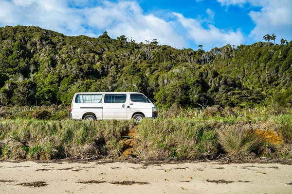 Uma Van Branca Passando Pela Planície Com Árvores Fundo Verde — Fotografia de Stock