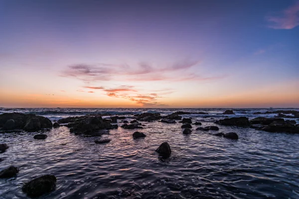 Красивый Вид Красочное Небо Время Заката Над Камнями Береговой Линии — стоковое фото