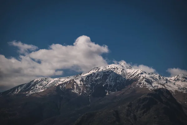 Piękny Strzał Chmury Krajobraz Śnieżnym Szczycie Góry — Zdjęcie stockowe