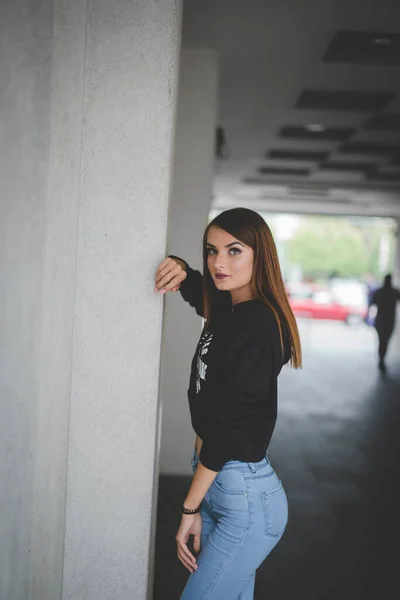 Eine Vertikale Aufnahme Einer Jungen Frau Lässiger Kleidung Posiert Einem — Stockfoto