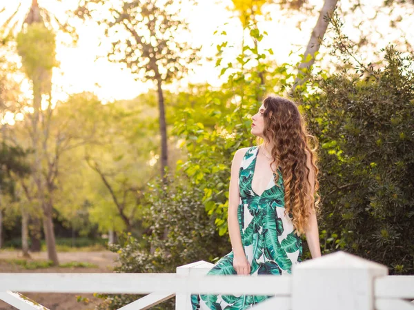 Uma Bela Espanhola Cabelos Compridos Sentada Alpendre Ensolarado Parque Primaveril — Fotografia de Stock