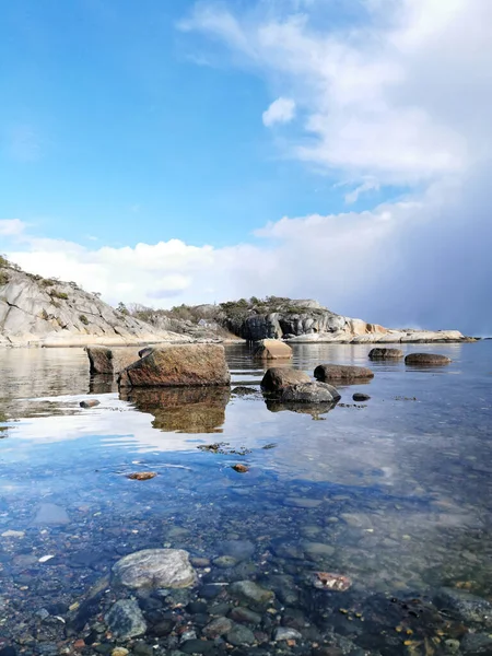 Sebuah Gambar Vertikal Dari Sekelompok Batu Air Dekat Pantai Dengan — Stok Foto