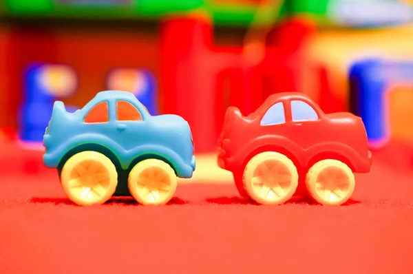 Dois Carros Brinquedo Plástico Tapete Vermelho — Fotografia de Stock