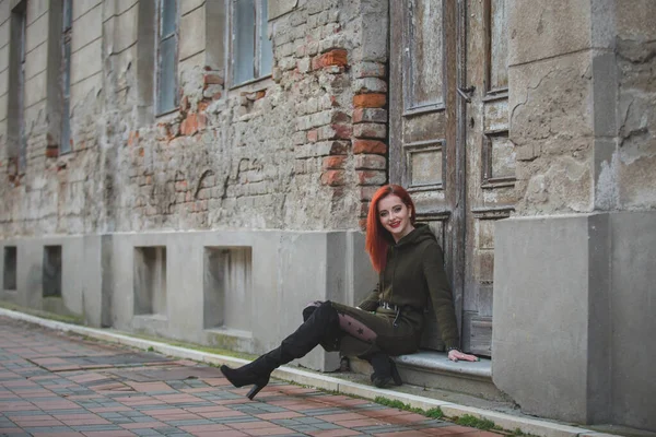 Una Atractiva Joven Mujer Caucásica Con Pelo Rojo Vestido Verde —  Fotos de Stock