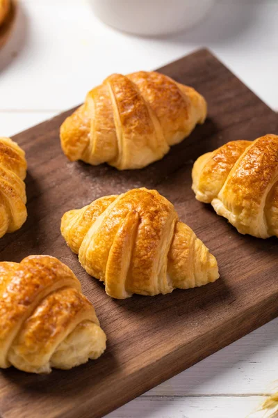 Egy Közeli Kép Finom Croissant Egy Fórumon Egy Konyhaasztalnál — Stock Fotó