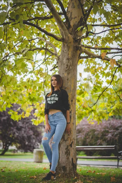 Vertical Shot Young Blonde Female Casual Clothes Leaning Tree Park — Stock Photo, Image