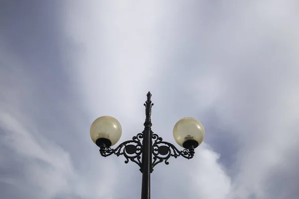 Bulutlu Gökyüzünün Altında Bir Sokak Lambası — Stok fotoğraf