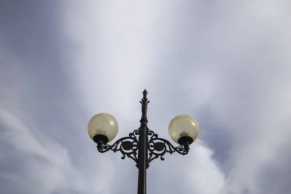 Una Lámpara Calle Bajo Cielo Nublado — Foto de Stock