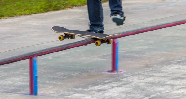 滑板手在金属栅栏上用滑板做特技的职业滑板手 — 图库照片