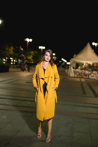 Una Bella Elegante Donna Caucasica Abito Nero Cappotto Giallo Posa — Foto Stock