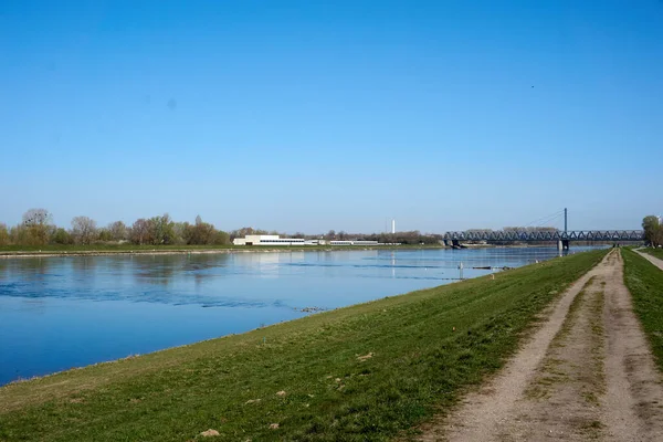 Ein Schöner Ruhiger See Unter Einem Sanft Blauen Wolkenlosen Himmel — Stockfoto