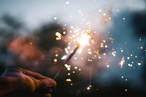 Ljus Glitter Manlig Hand Suddig Bakgrund — Stockfoto