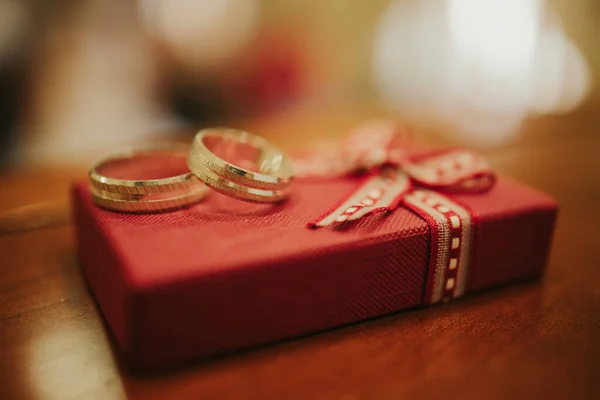 Una Macro Dos Anillos Boda Apilados Uno Encima Del Otro — Foto de Stock