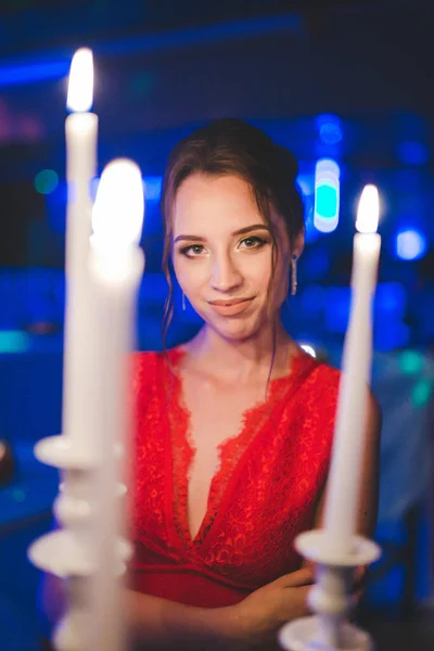 Красива Кавказька Жінка Одягнена Елегантну Червону Сукню Білими Свічками Передньому — стокове фото