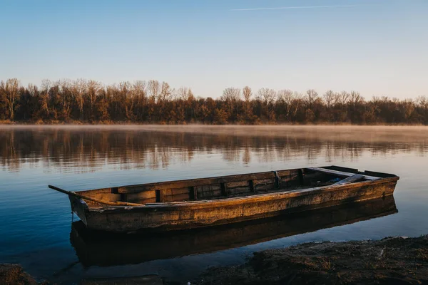 Old Wooden Boat Water Calm Lake Sunrise — Stock Photo, Image