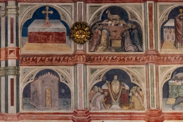 意大利帕多瓦灯光下的拉吉昂宫墙体艺术特写 — 图库照片