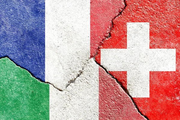 法国诉意大利诉瑞士的政治冲突概念 墙上有裂缝背景的旗帜 — 图库照片