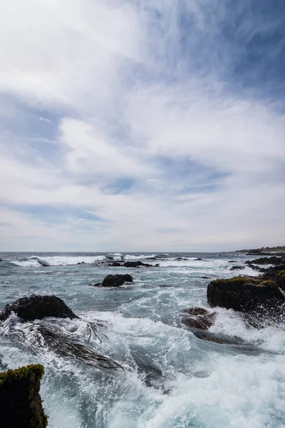 Een Prachtig Uitzicht Stenen Het Water Golven Die Erop Spatten — Stockfoto