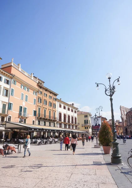 Верона Италия Мая 2016 Года Неизвестные Идущие Зданиям Ресторанами Площади — стоковое фото