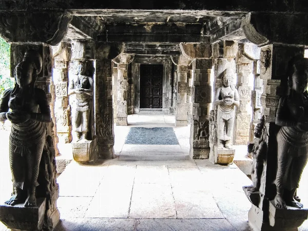 Una Pasarela Interior Del Palacio Padmanabhapuram Thuckalay India Con Estatuas — Foto de Stock