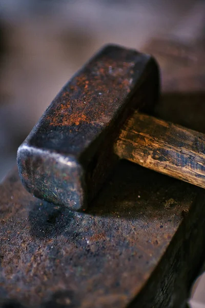 Disparo Vertical Martillo Oxidado Sobre Una Superficie Metálica Taller Con — Foto de Stock