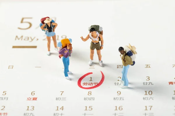 Een Zachte Focus Van Miniatuur Speelgoed Backpackers Een Kalender Met — Stockfoto