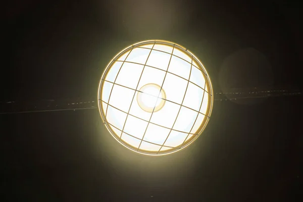 Siyah Arkaplanda Izole Edilmiş Bir Tavan Işığı — Stok fotoğraf